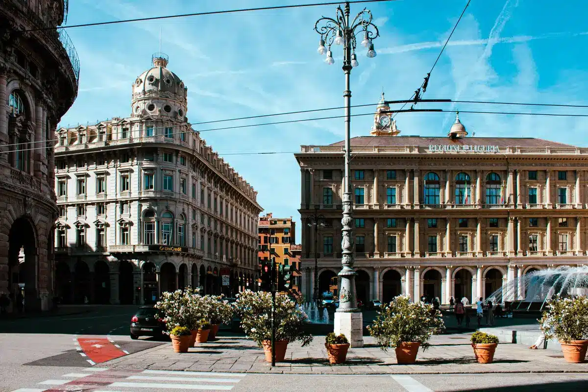 Piazza della Vittoria di Genova durante una manifestazione estiva