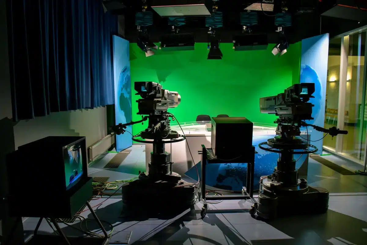 Studio televisivo con artisti sul palco durante una trasmissione live