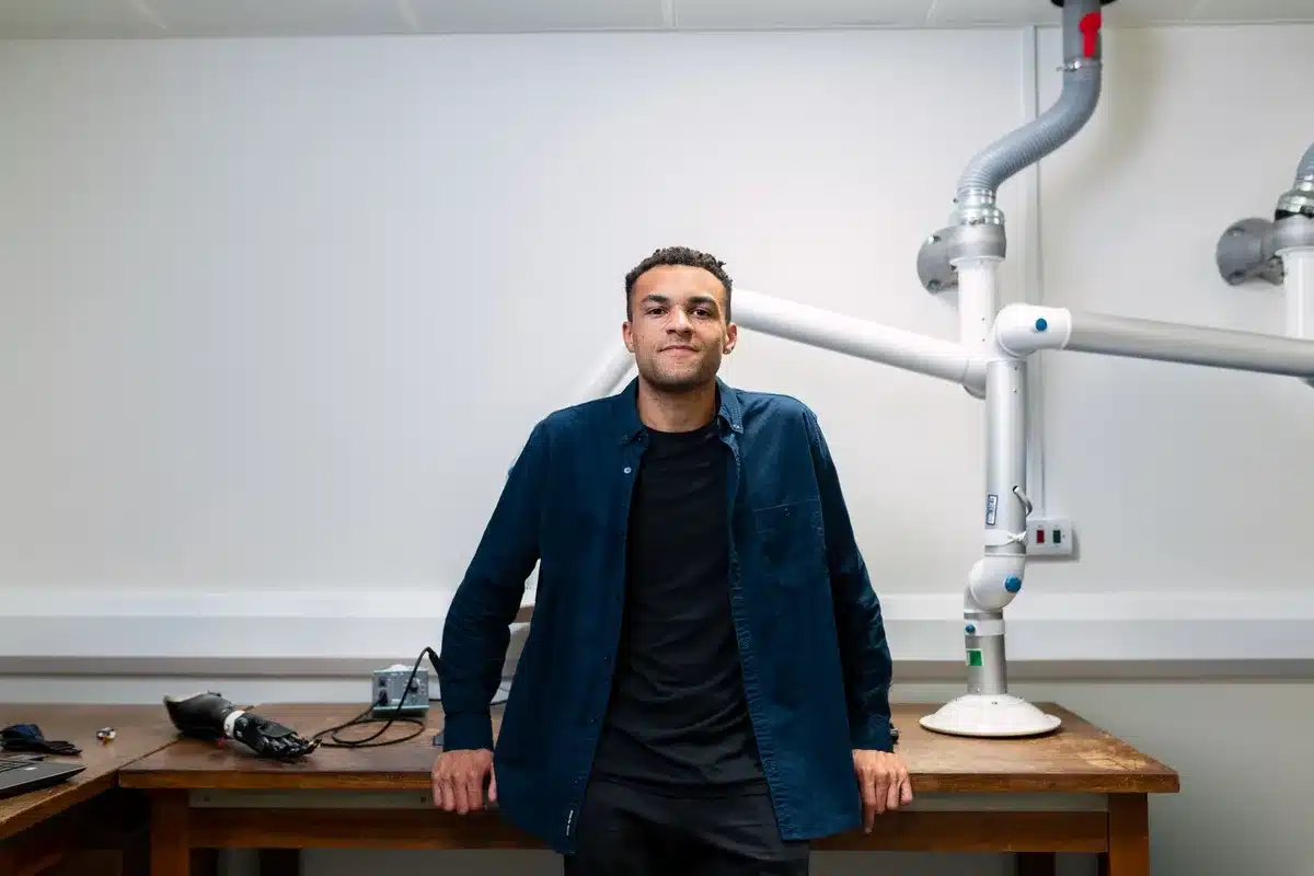 Laboratorio universitario con studenti che lavorano su progetti di robotica e sistemi di controllo