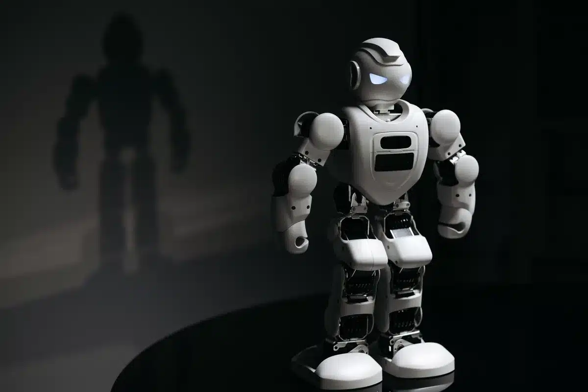 Robot umanoide in fase di test o dimostrazione in un ambiente di ricerca
