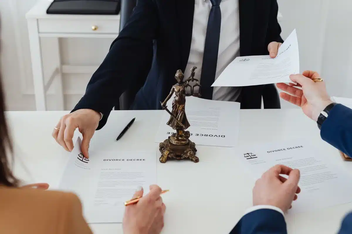 Documenti legali e carte giudiziarie sparse su una scrivania in un contesto legale