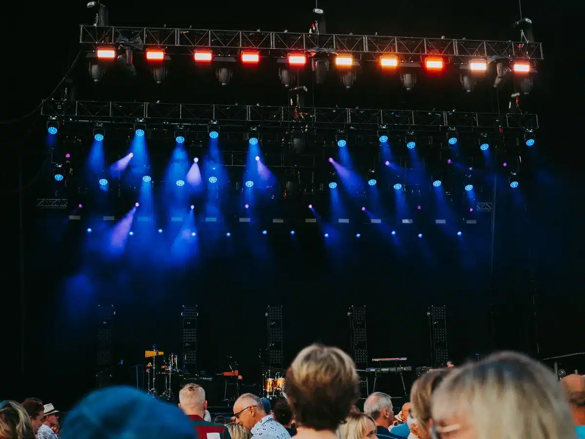 Palco da concerto con luci professionali, costumi e scenografie elaborate