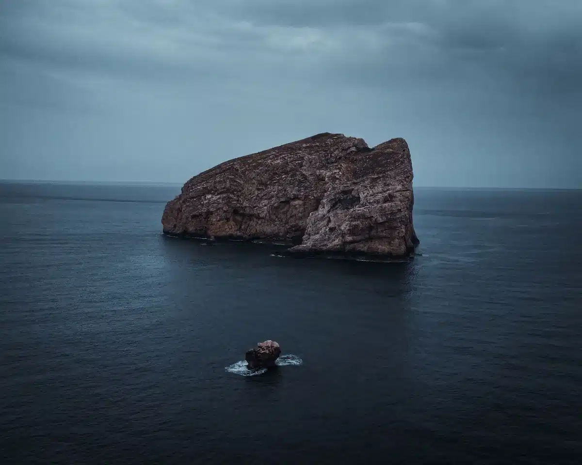 Un'isola misteriosa circondata da mare con segni di pericolo e mistero