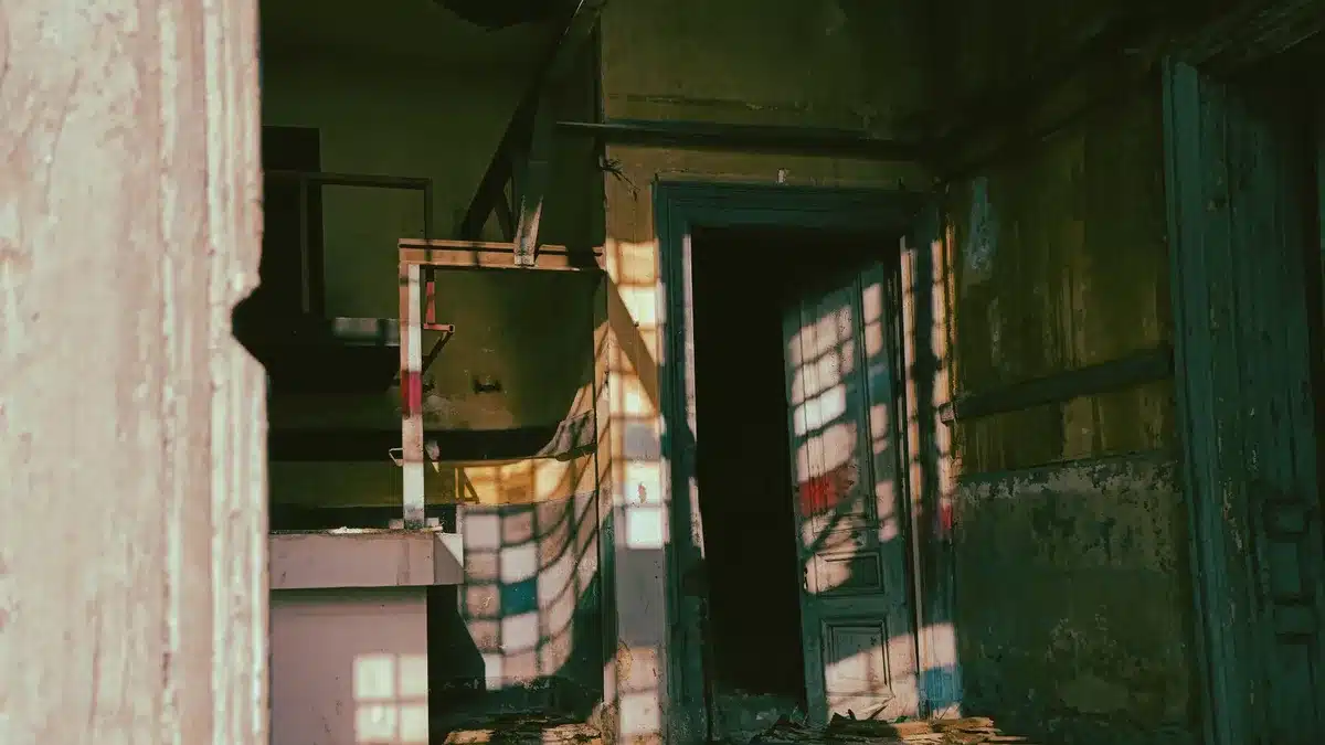 Interno di una casa gotica con ombre e atmosfera di mistero