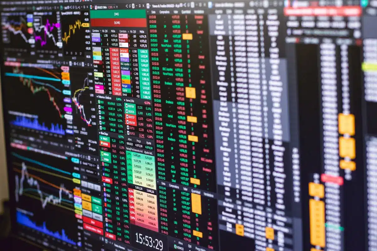 Schermi di trading con grafici e dati azionari in tempo reale.