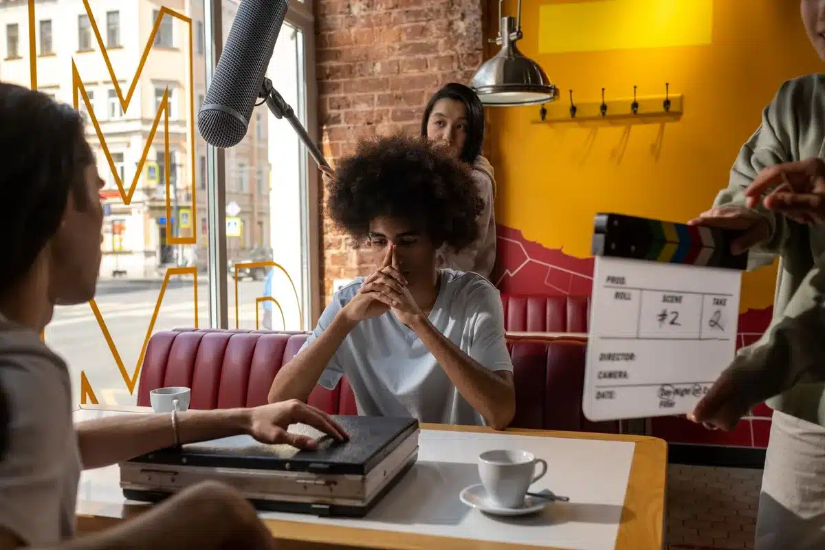 Un ensemble di attori di diversi background riuniti sul set di un film