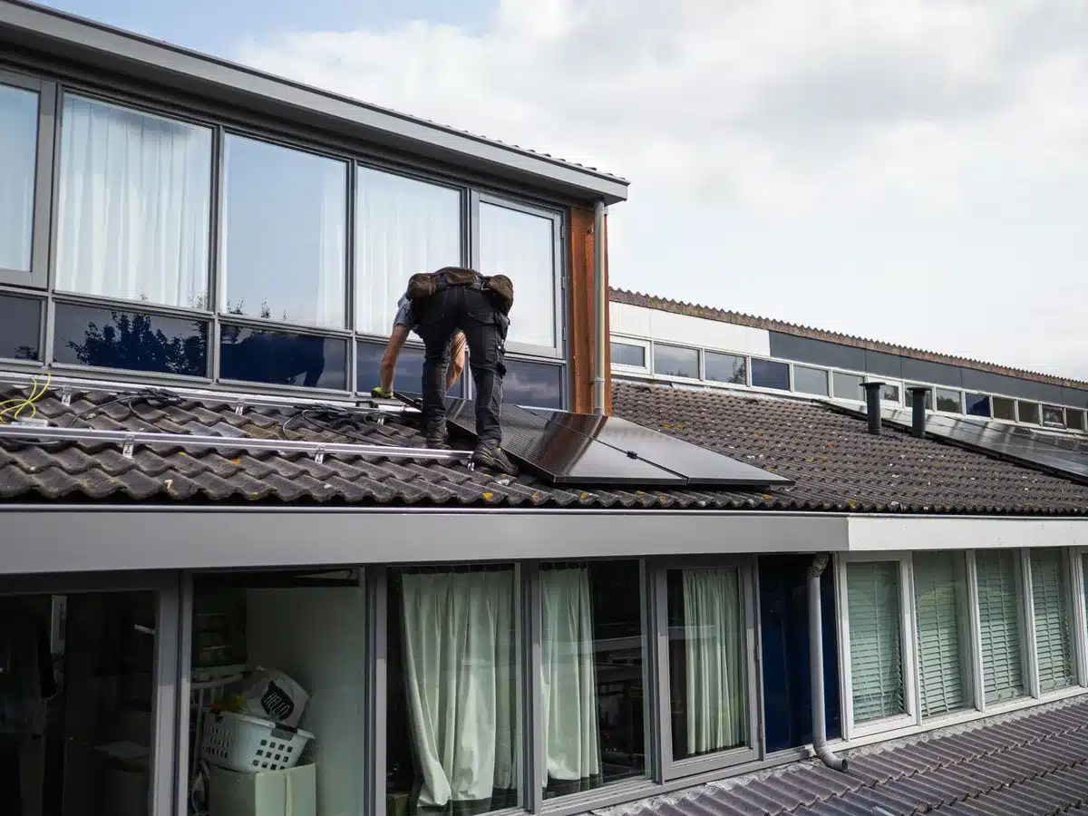 Pannelli solari tradizionali installati su tetto residenziale