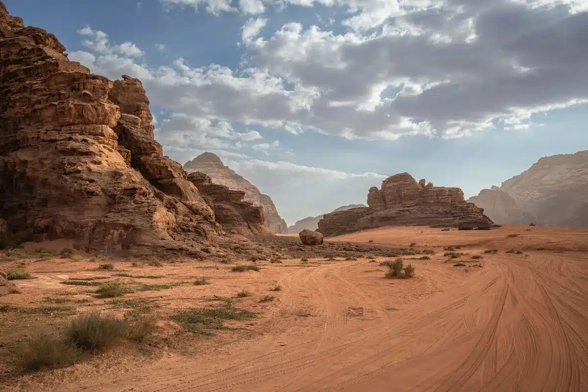 Paesaggi desertici e montuosi degli Emirati usati per le riprese del film