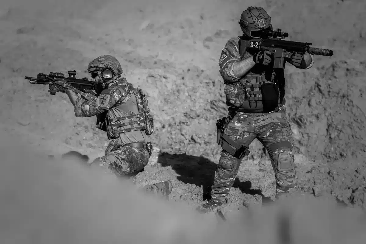 Soldati in posizione tattica durante operazioni militari in territorio ostile