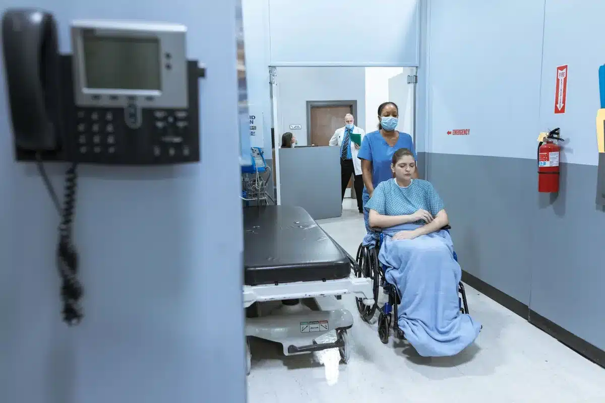 Reparto ospedaliero con medici e pazienti in situazione d'emergenza