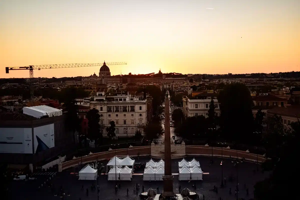 Piazza del Popolo illuminata di sera con atmosfera estiva