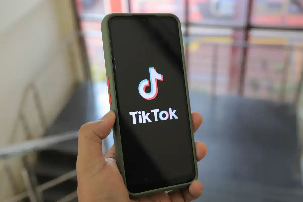 Telefono con app di streaming musicale e social media in primo piano