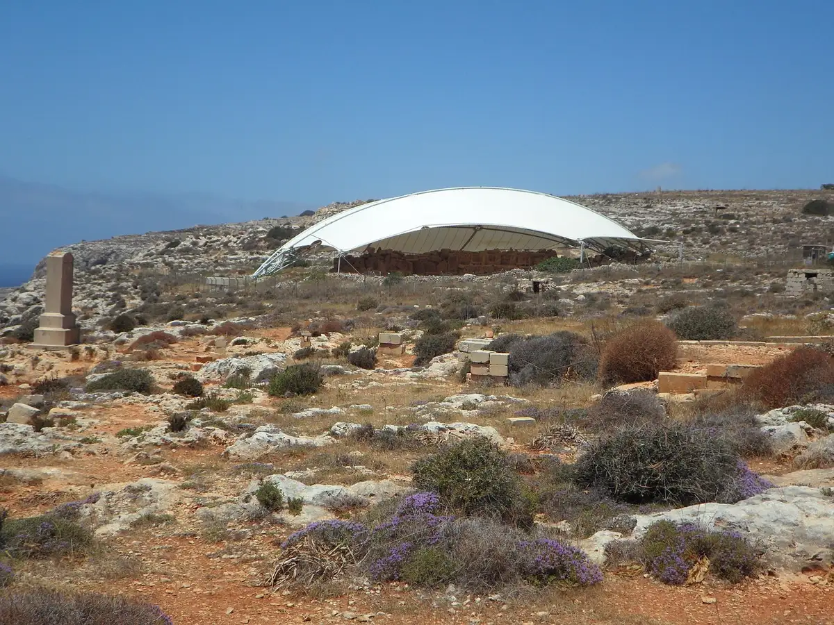 Archeologi analizzano resti ossei in laboratorio con strumenti di datazione