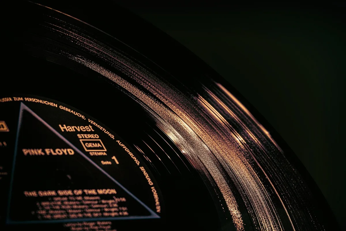 Dischi in vinile impilati con la lista tracce sul retro della copertina