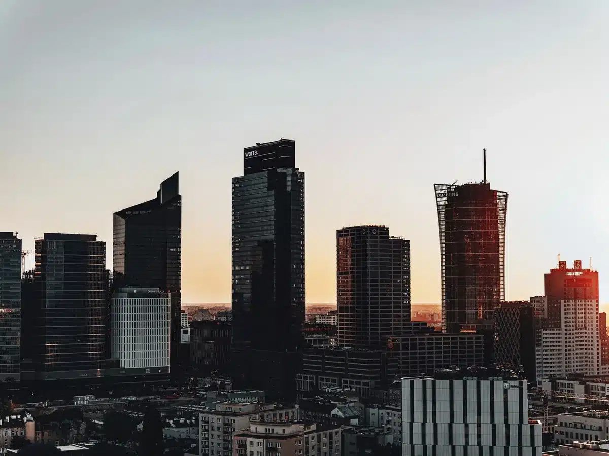 Panorama urbano con uffici e startup tecnologiche in Europa