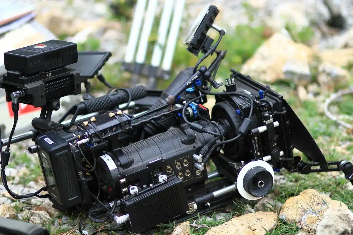 Sala cinematografica vuota e schermo con data d'uscita
