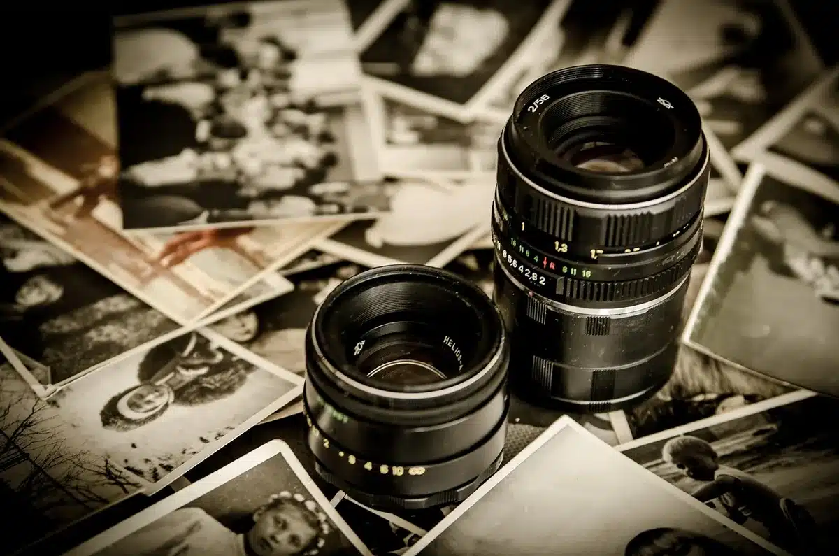Dettaglio di giocattoli vintage e una fotografia estiva, simboli di memoria d'infanzia