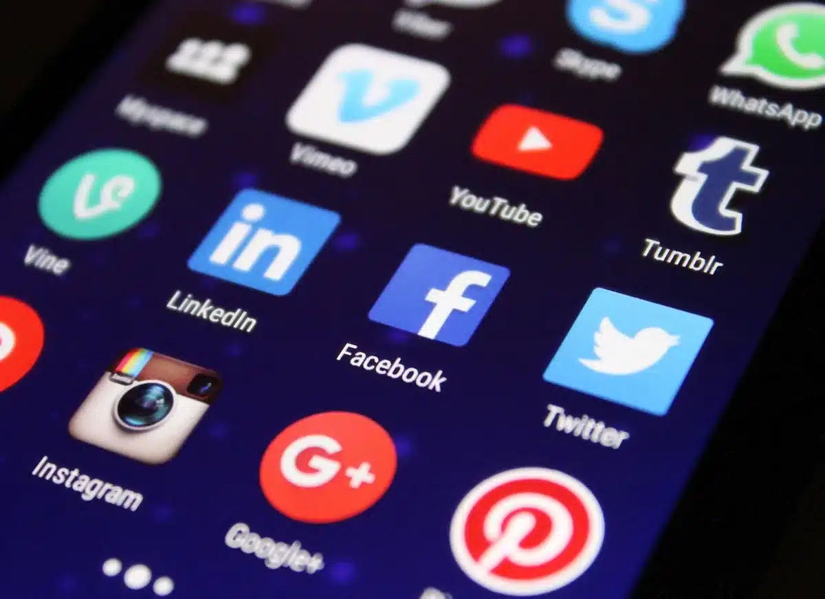 Interazioni social e commenti sotto post musicali su piattaforme digitali