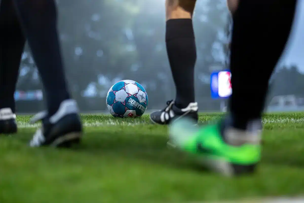 Partita 2vs2 su campo urbano con movimento rapido e atmosfera giocosa