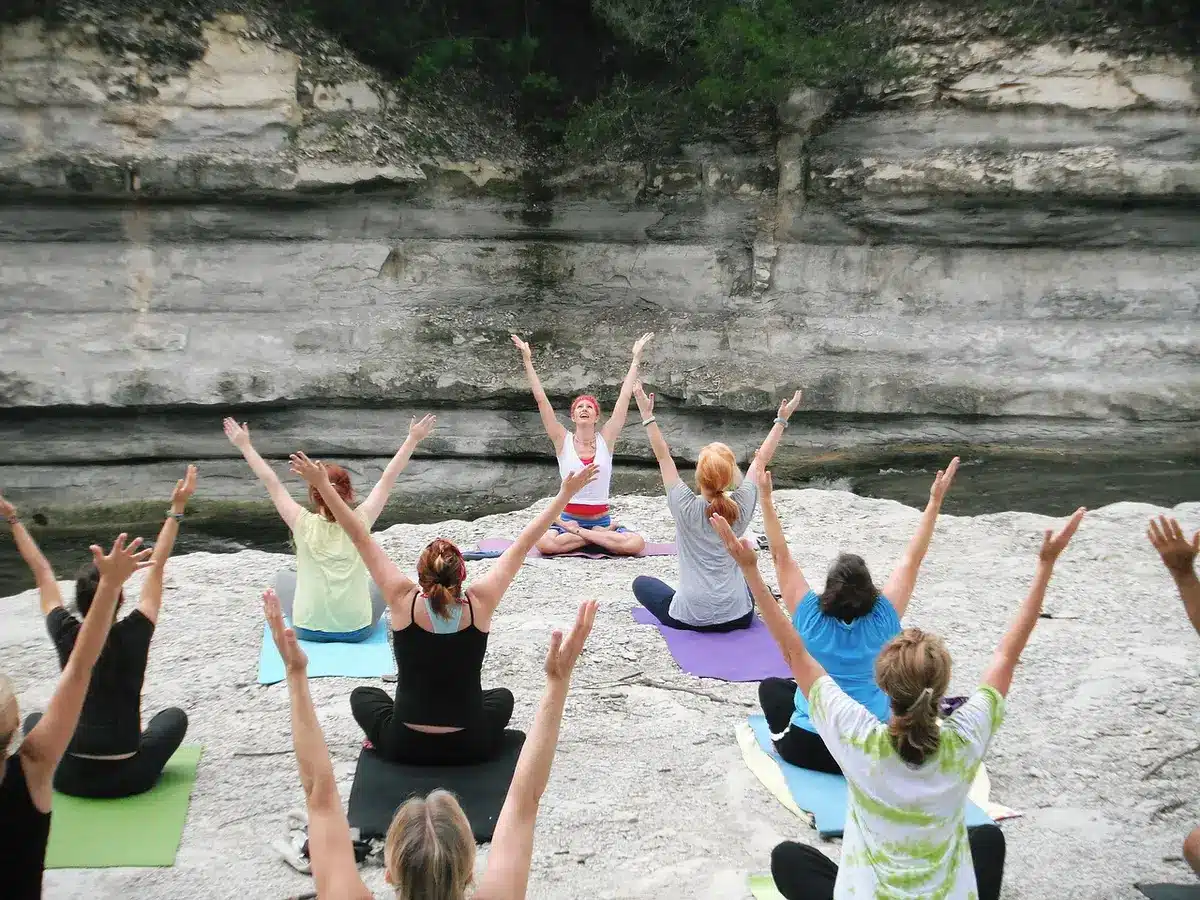Sessione di pilates e boxe femminile in uno studio luminoso