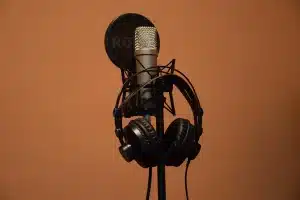 Studio di registrazione con microfono e attrezzatura audio in luce soffusa, atmosfera intima e riflessiva