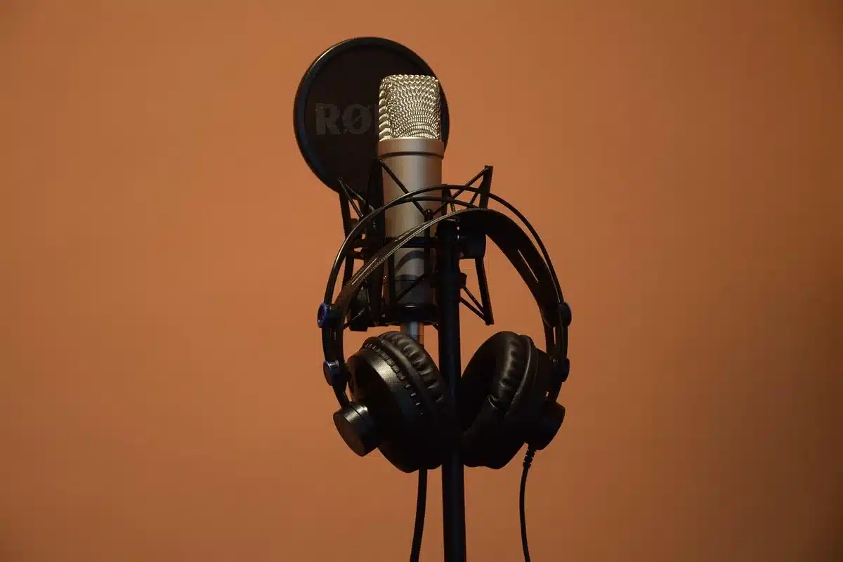 Studio di registrazione con microfono e attrezzatura audio in luce soffusa, atmosfera intima e riflessiva
