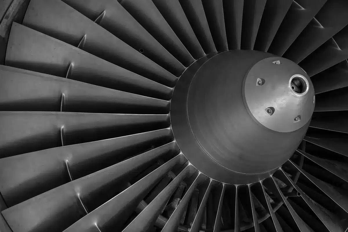 Schema tecnico di un motore ibrido con componenti elettrici e termici