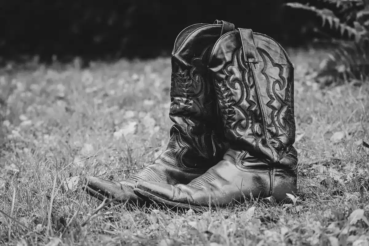Dettaglio ravvicinato di scamosciato effetto hairy su una scarpa outdoor