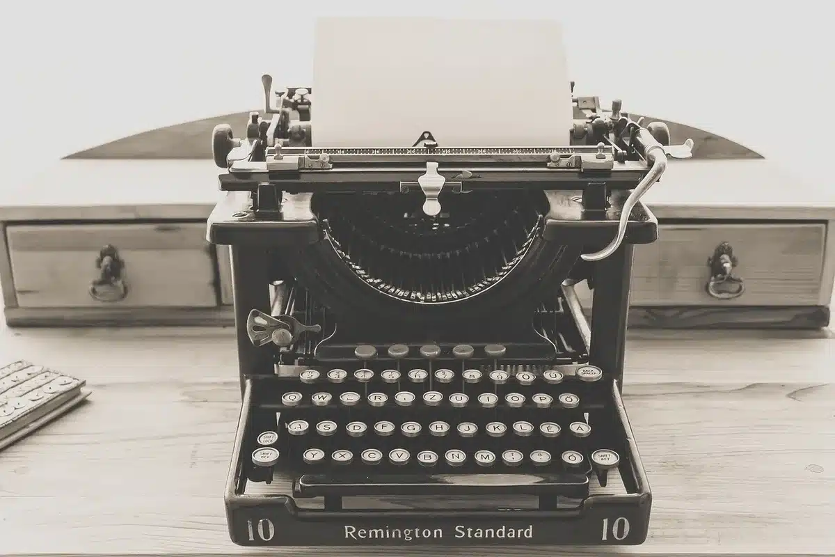 Carte e lettere sparse che illustrano una struttura epistolare frammentata