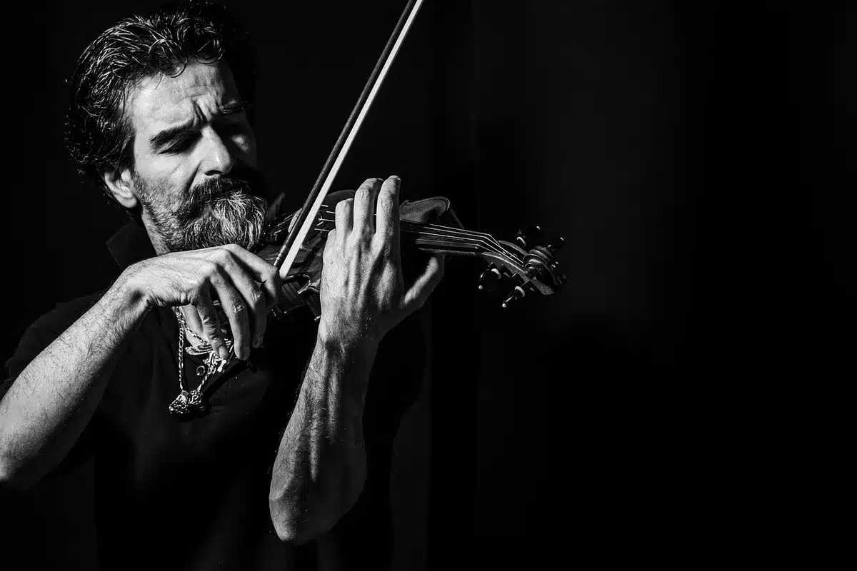Backstage fotografico con musicista e stivali sul pavimento