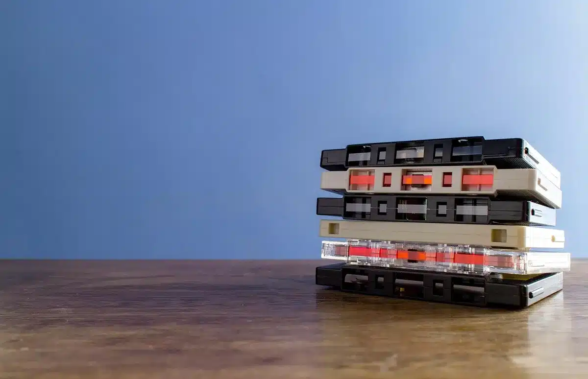 Montaggio VHS e ricordi d'infanzia alternati a immagini contemporanee