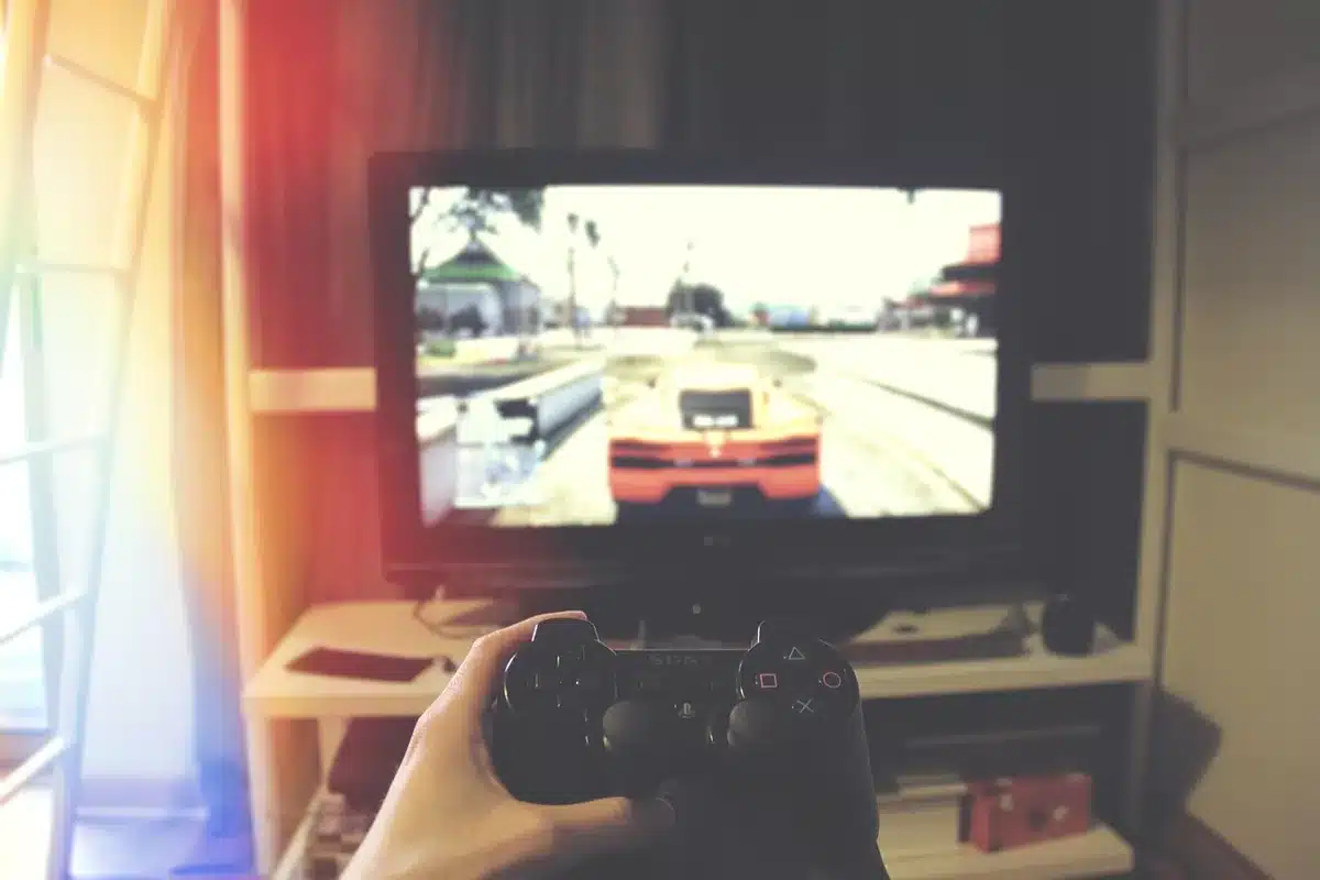 Telecomando e schermo che mostra la guida TV mentre si prepara la visione su RaiPlay