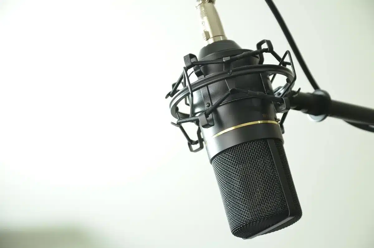 Piano elettrico e organo in uno studio di registrazione