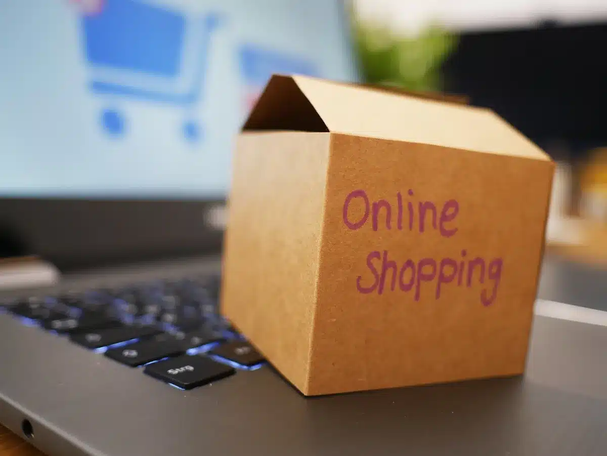 Carrello di acquisto online su Amazon con dispositivo in promozione
