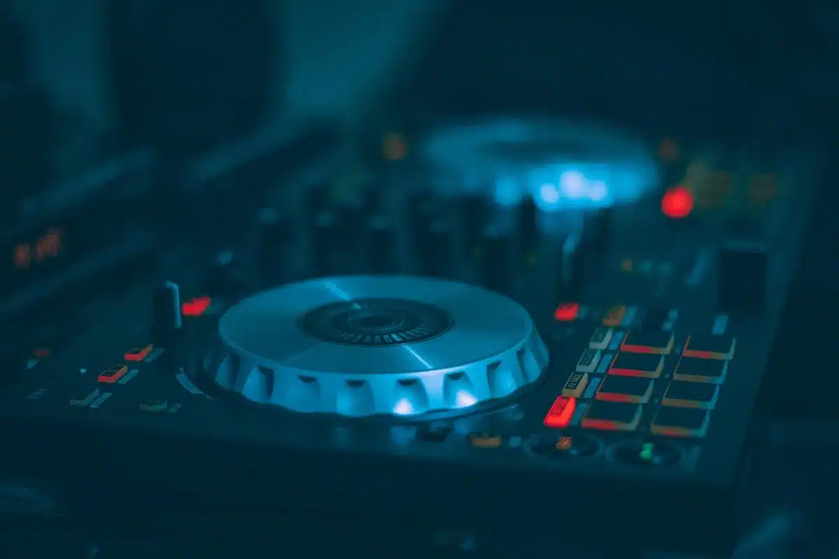 Mixer e schermo che mostra una traccia lunga in riproduzione