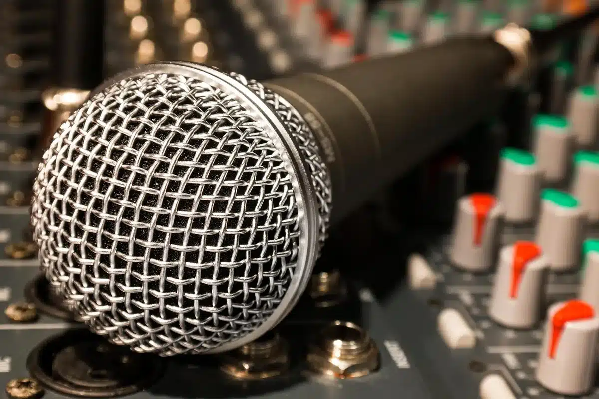 Dischi e attrezzatura di produzione che suggeriscono remix e pezzi rari