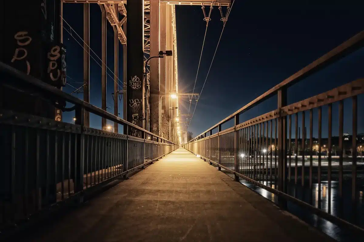 Due figure silhouettate di notte in città, momento di riflessione e indecisione