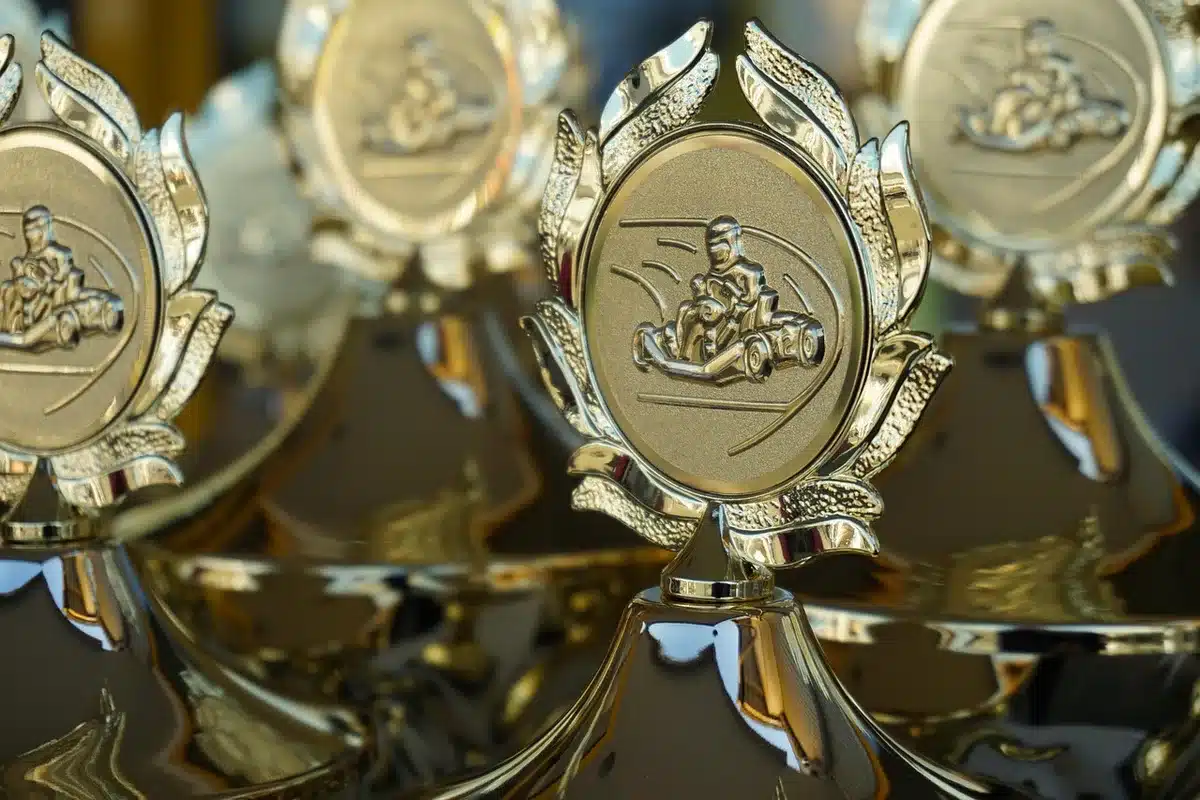 Statuetta degli Emmy Award su sfondo elegante
