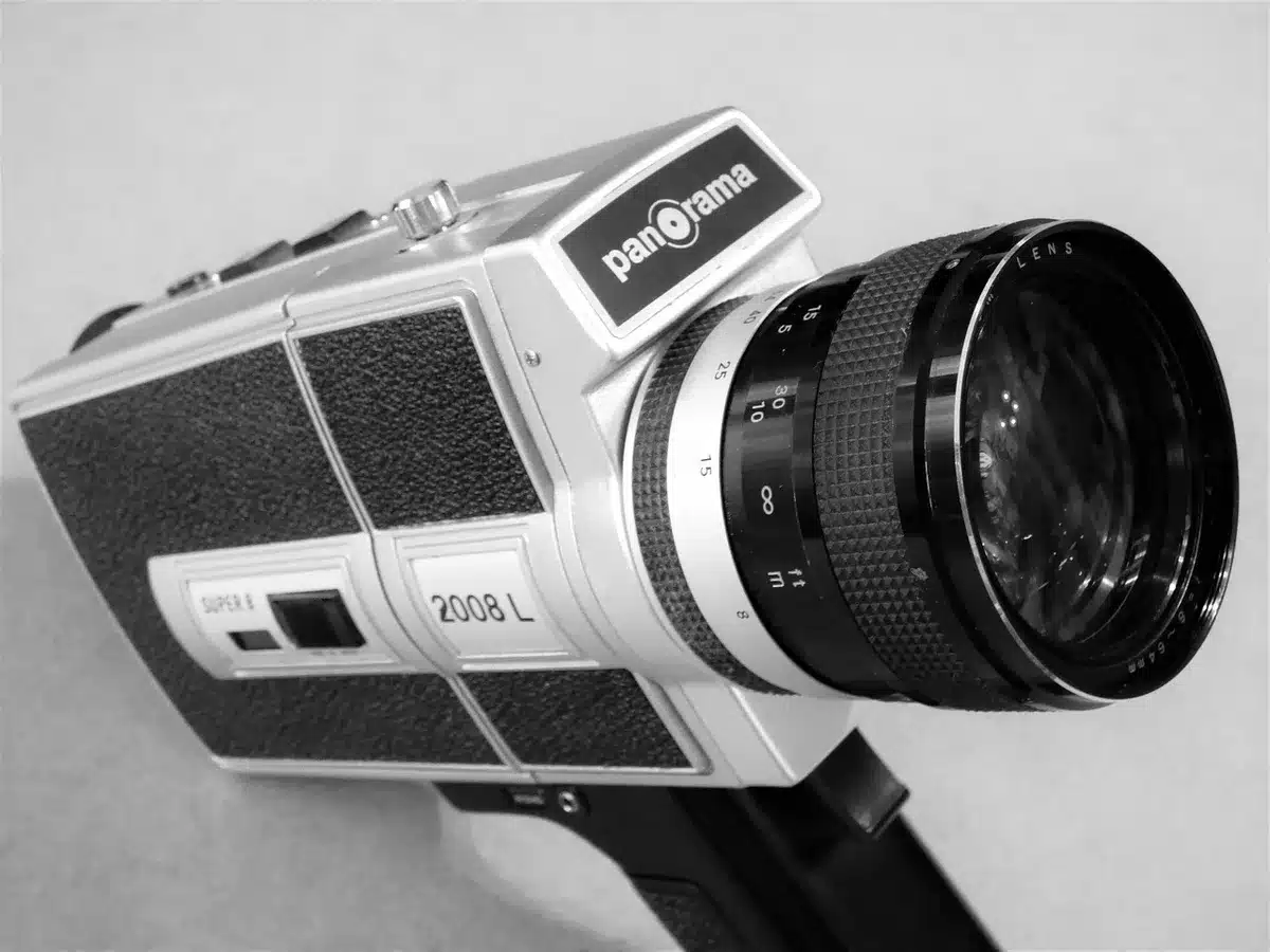 Fotocamera vintage e pellicola d'epoca, texture granulose di materiale filmico storico