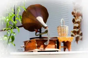Vinile, tromba e fogli di testo su un tavolo in una stanza calda
