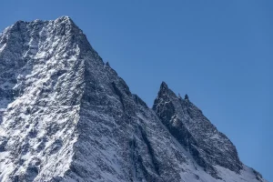 Guerriero muscoloso con ascia in paesaggio nordico innevato e montagnoso