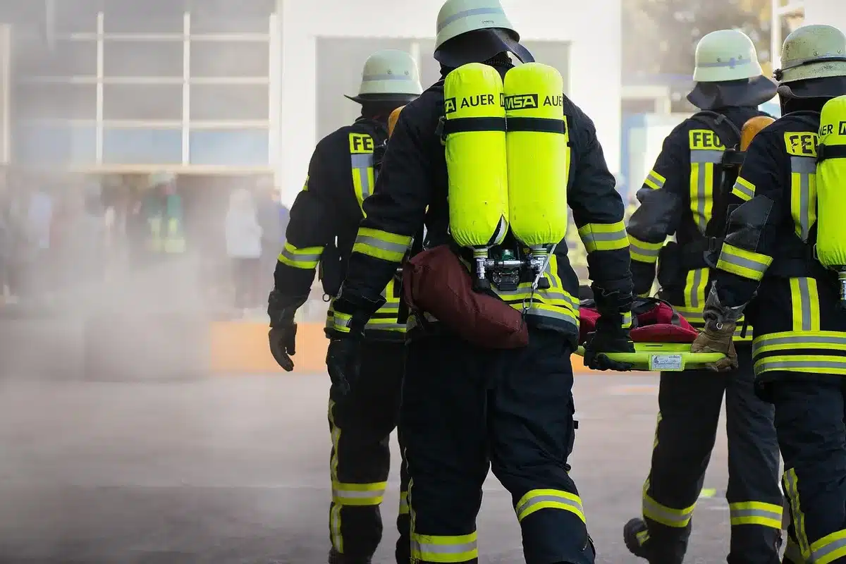 Soccorritori davanti a un appartamento durante un intervento