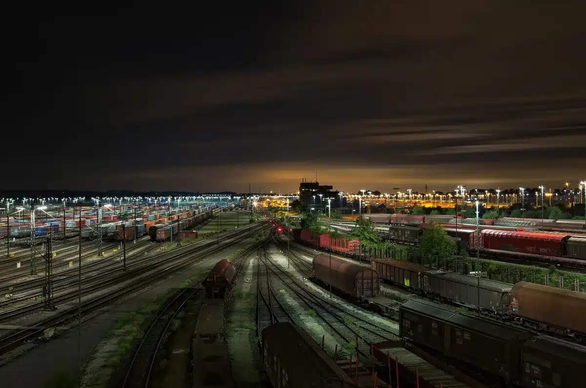 Mappa digitale di una città con percorsi ottimizzati per la logistica e la mobilità urbana