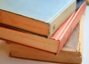Manoscritto antico su un tavolo di taverna con figura in ombra, evocando mistero