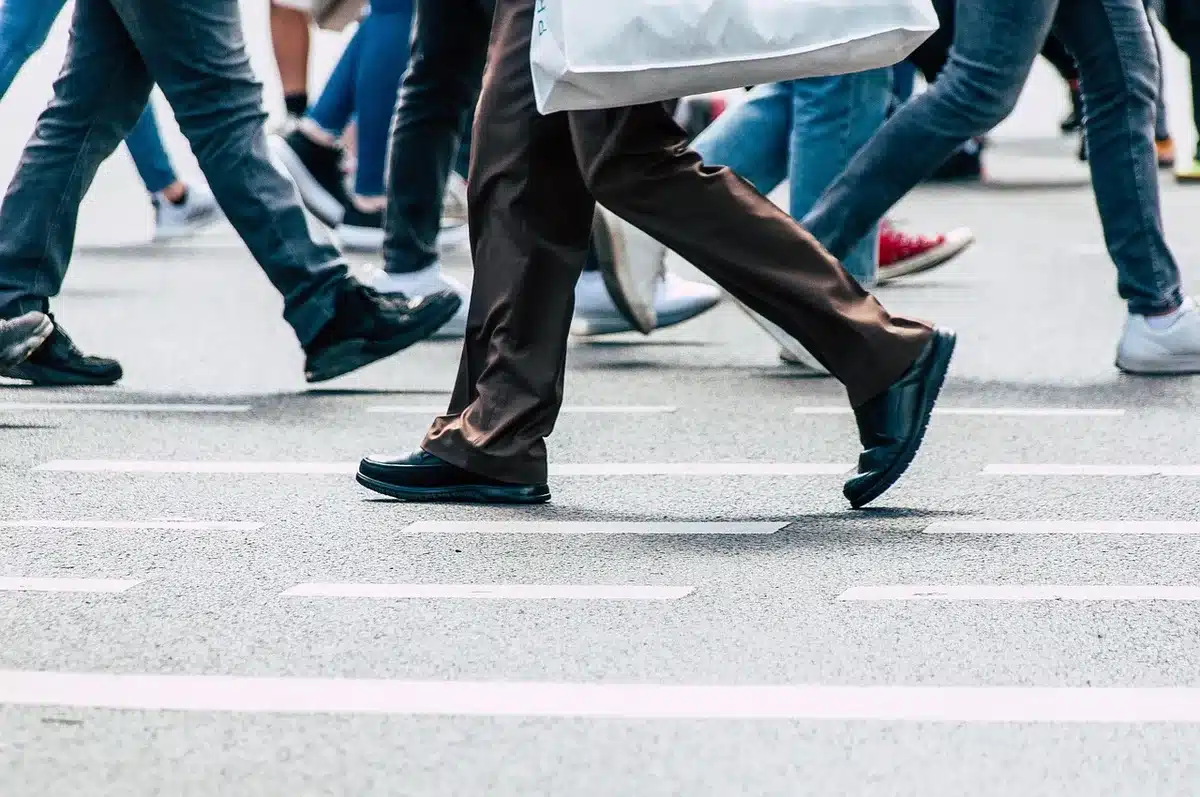 Scarpe su superfici miste città e natura per illustrare la filosofia del brand