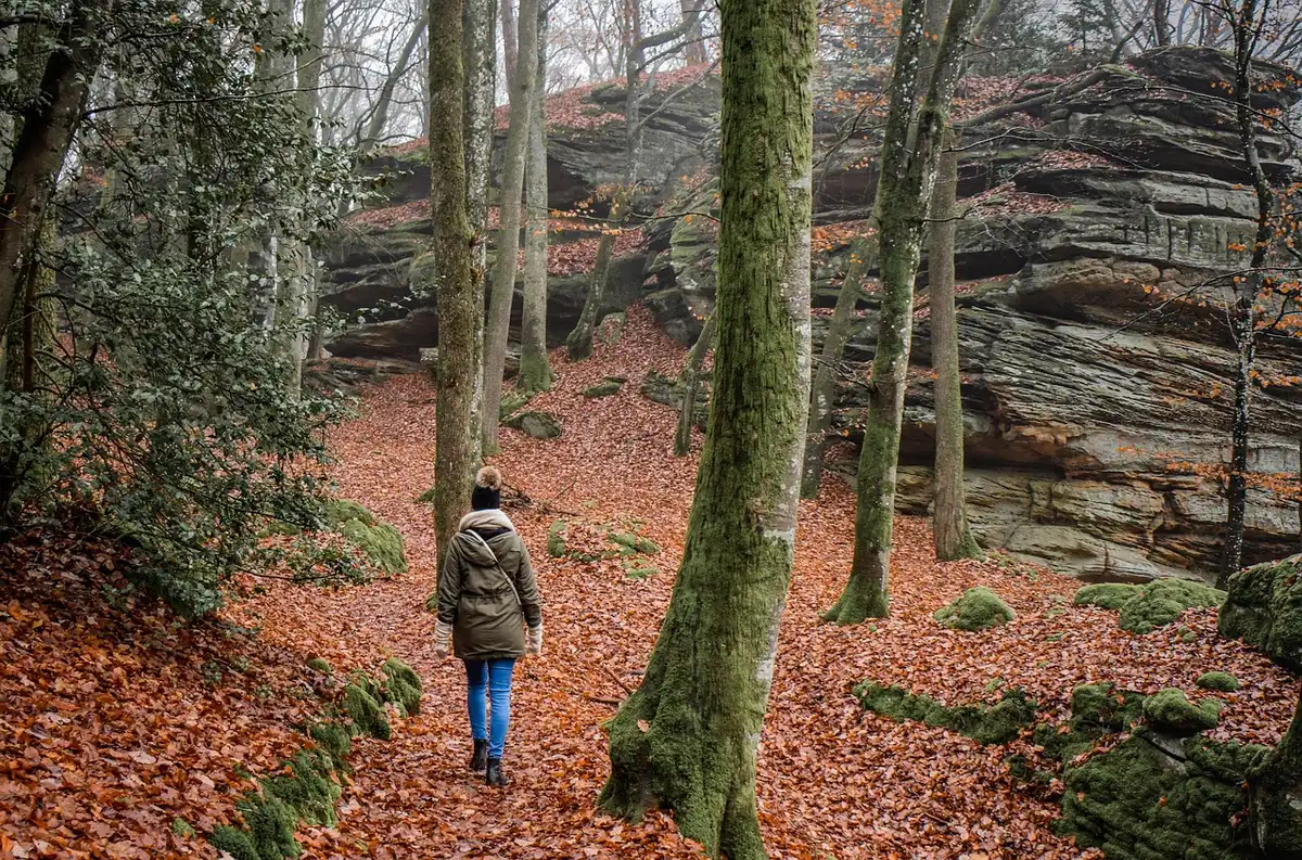 Dettaglio della suola ibrida di una sneaker-suola da hiking adatta ad asfalto e sterrato