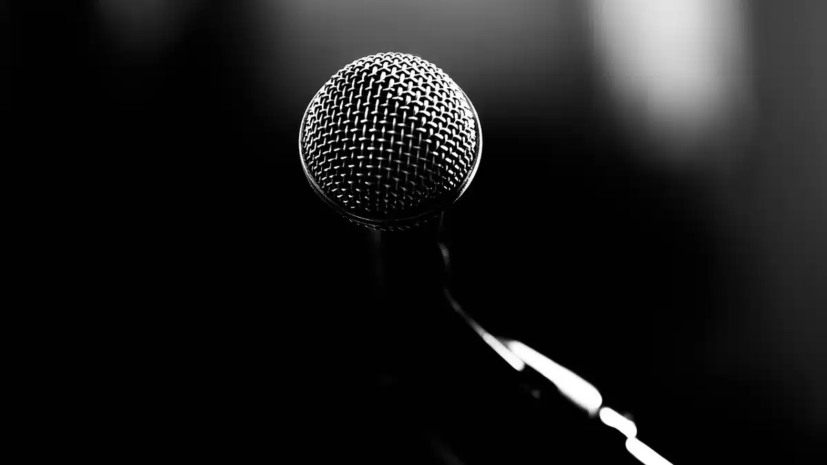 Set di registrazione e telecamere che lavorano a un videoclip musicale