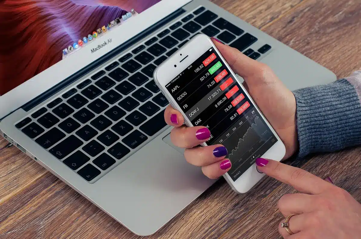Schermo con grafico di prezzi e notifiche su smartphone