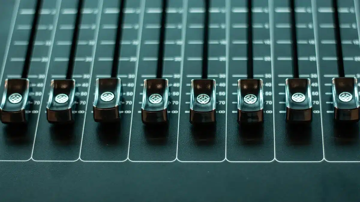 Sala di registrazione con console e microfoni, possibile lavoro su nuovo album