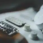 Custodia per chitarra e biglietti su un tavolo in un camerino vuoto